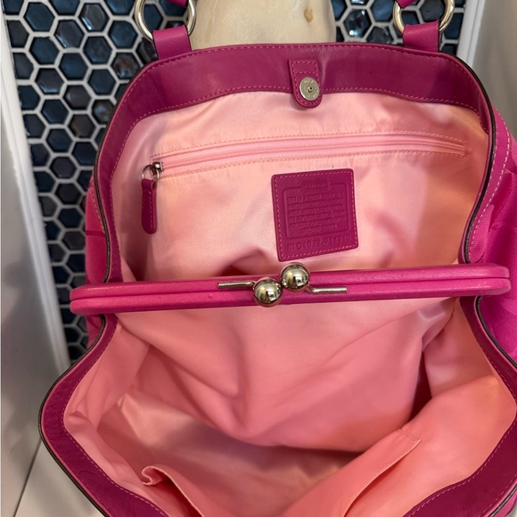 Fuchsia Coach Purse Nº C1082-F14940 - Picture 7 of 11